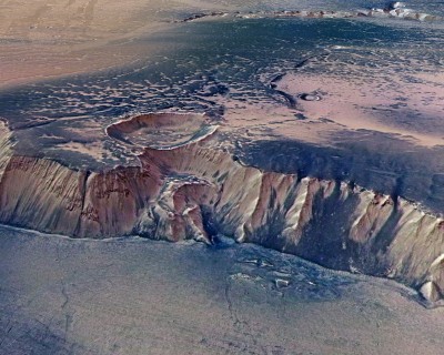 ECHUS CHASMA - residuo di cascata su roccia basaltica. altezza del dislivello 4Km