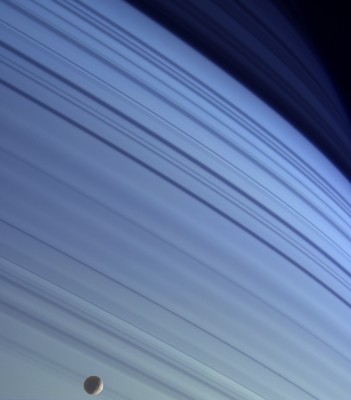 MIMAS e gli anelli di Saturno sullo sfondo