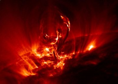 Eruzione di plasma nella fotosfera fotografata dal satellite TRACE