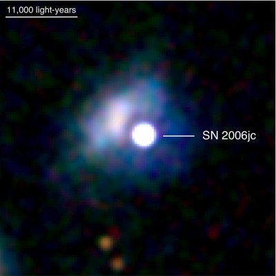 La supernova SN 2006 JC ripresa nellultravioletto - Si noti che l'alone intorno e la galassi UGC che la ospita