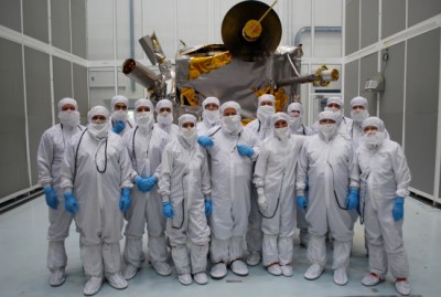 Il team che ha assemblato LRO - credits NASA