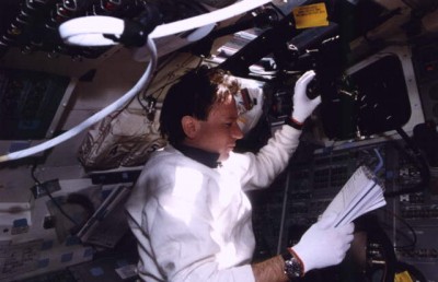 Maurizio Cheli durante la STS 75 - Copyright degli aventi diritto