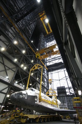 STS 133 Discovery uno dei momenti della verticalizzazione della navetta nel VAB - Credits: Stephen Clark-Spaceflight Now