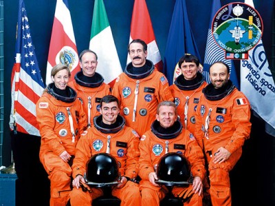 La crew della STS 46 navetta Atlantis posa per la foto di rito. Fra loro anche il nostro Franco Malerba - Credits: NASA