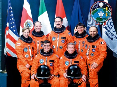 franco-malerba-sts-46 La crew della STS 46 navetta Atlantis posa per la foto di rito. Fra loro anche il nostro Franco Malerba - Credits: NASA