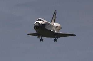 STS 133 Discovery durante lavvicinamento alla pista del KSC - Credits: Stephen Clark/Spaceflight Now