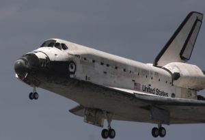 STS 133 Discovery pochi secondi prima del touchdown - credits: Stephen Clark/Spaceflight Now