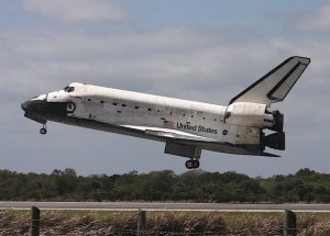 STS 133 Discovery pochissimi istanti al touchdown - Credits: Stephen Clark/Spaceflight Now