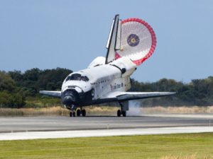 STS 133 Discovery nel momento in cui si apre il paracadute per facilitare l'arresto della navetta - Credits: NASA