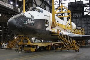 STS 134 navetta Endeavour durante la verticalizzazione nel VAB - Credits: Stephen Clark/Spaceflight Now