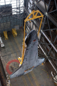 STS 134 navetta Endeavour durante la verticalizzazione nel VAB - Credits: Stephen Clark/Spaceflight Now