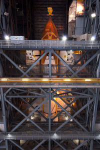 STS 134 Endeavour agganciata all'ET nel VAB - Credits Stephen Clark/Spaceflight Now