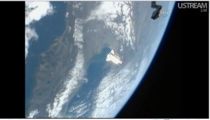 Shuttle Discovery durante il flyaround sopra l'Italia - Credits: NASA tv