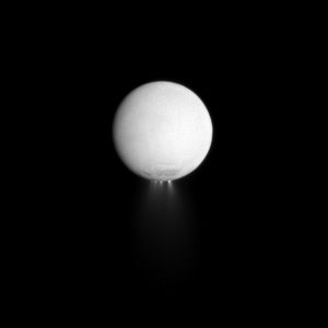 Questa foto ha dato non  poco da pensare agli scienziati che inizialmente non sapevano come giustificare un'attività di encelado solo in un polo e non nell'altro, come se la luna fosse divisa in due. - Credits: NASA