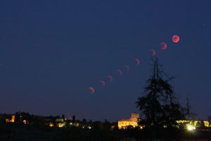 L’eclissi di Luna del 15 giugno 2011 - Credits: Mauro Muscas - caratteristiche tecniche: durante la fase della totalità, sequenza di 9 immagini elaborata con StarTrail, la prima fatta alle ore 21,25, l’ultima alle ore 22,19, con Canon EOS 1000D, con teleobiettivo a F/5,7, ad iso 400 per le prime 8 e iso 1600 per la nona, con tempi da 1s a 6s