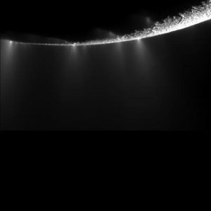Encelado: fuoriuscitra di materiale dal Polo Sud - Credits: NASA-JPL-Space Science Institute