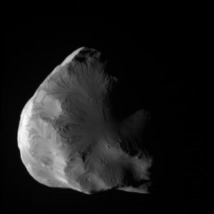 Helene una luna minore di Saturno ripresa dalla sonda Cassini - Credits: credits NASA-JPL Caltech-Space Science Institute