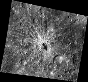 Mercurio materiale scuro ai bordi di un cratere - Messanger 2011 - Credits NASA-Johns Hopkins University Applied Physics Laboratory-Carnegie Institution of Washington
