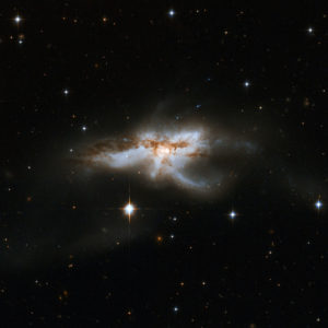 NGC 6240 galassia nell'Ofiuco con 2 buchi neri che si stanno fondendo - Credits: NASA 