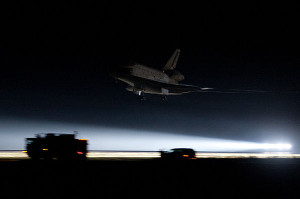 Il momento dellatterraggio dellEndeavour oggi 1 giugno 2011 - Credits: Ben Cooper/Spaceflight Now