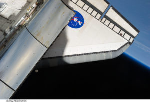 STS 134 LEndeavour, la Terra e la Luna - Credits NASA