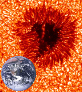 Comparazione fra le reali dimensioni della macchia solare fotografata e la Terra - Credits: Royal Swedish Academy of Science