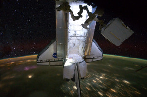 STS 134 - LEndeavour visto dalla ISS, con la Terra che sfreccia sotto la sua cosa e una quadro di stelle sullo sfondo! - Credits NASA