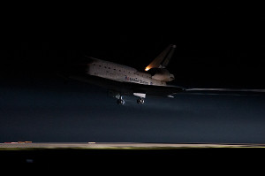 Il momento dell'atterraggio dell'Endeavour oggi 1° giugno 2011 - Credits: Ben Cooper/Spaceflight Now