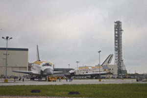 Discovery ed Endeavour: orbiter kiss! - Credits: NASA