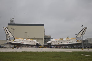 Discovery ed Endeavour: orbiter kiss! - Credits: NASA