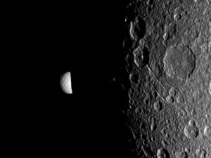 Dione e Mimas - Credits: NASA / JPL Caltech / Space Science Istitute 