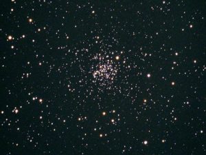 M67 AMMASSO APERTO NEL CANCRO - Questa foto dell'ammasso aperto M67 è stata scattata il 3 maggio 2003 dal Monte Labro (GR) al fuoco diretto di un telescopio Vixen R200SS (200 mm F:4) su montatura EQ6.  L'esposizione, su pellicola Fuji Provia 400 F esposta a 400 ISO, è stata di 10 minuti con inseguimento effettuato mediante rifrattore 80/910 in parallelo e reticolo illuminato Meade 12 mm.. Successivamente la diapositiva è stata scannerizzata con uno scanner dia Minolta Dimage Scan Dual III, e processata mediante applicazione di uno stretching, maschera sfocata e bilanciamento dei colori.  - credits Renzo del Rosso