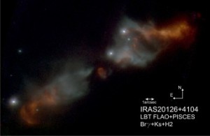 Immagine composita a tre colori della regione attorno alla stella in formazione denominata IRAS 20126+4104 ripresa dalla camera per osservazioni nel vicino infrarosso PISCES di LBT.