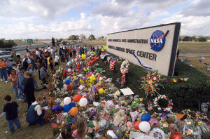 STS 107 - Una commemorazione improvvisata fuori dal Johnson Space Center - Credits: NASA