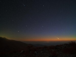 Comete Panstarrs in basso sull'orizzonte e cometa Lemmon più in alto a sinistra - Credit & Copyright Yuri Beletsky (ESO)