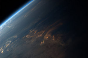 Foto di uno splendido tramonto visto dallo spazio - Credits: ESA/NASA