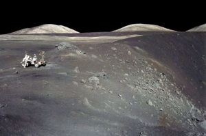 Astronauti dell'Apollo 17 sul limite del cratere Shorty. Si possono notare alcune parti di colore arancione - Credits: NASA