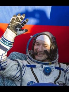 Il momento dopo l'estrazione dalla capsula d'atterraggio. Luca sorridente e felice - Credits: NASA/ESA