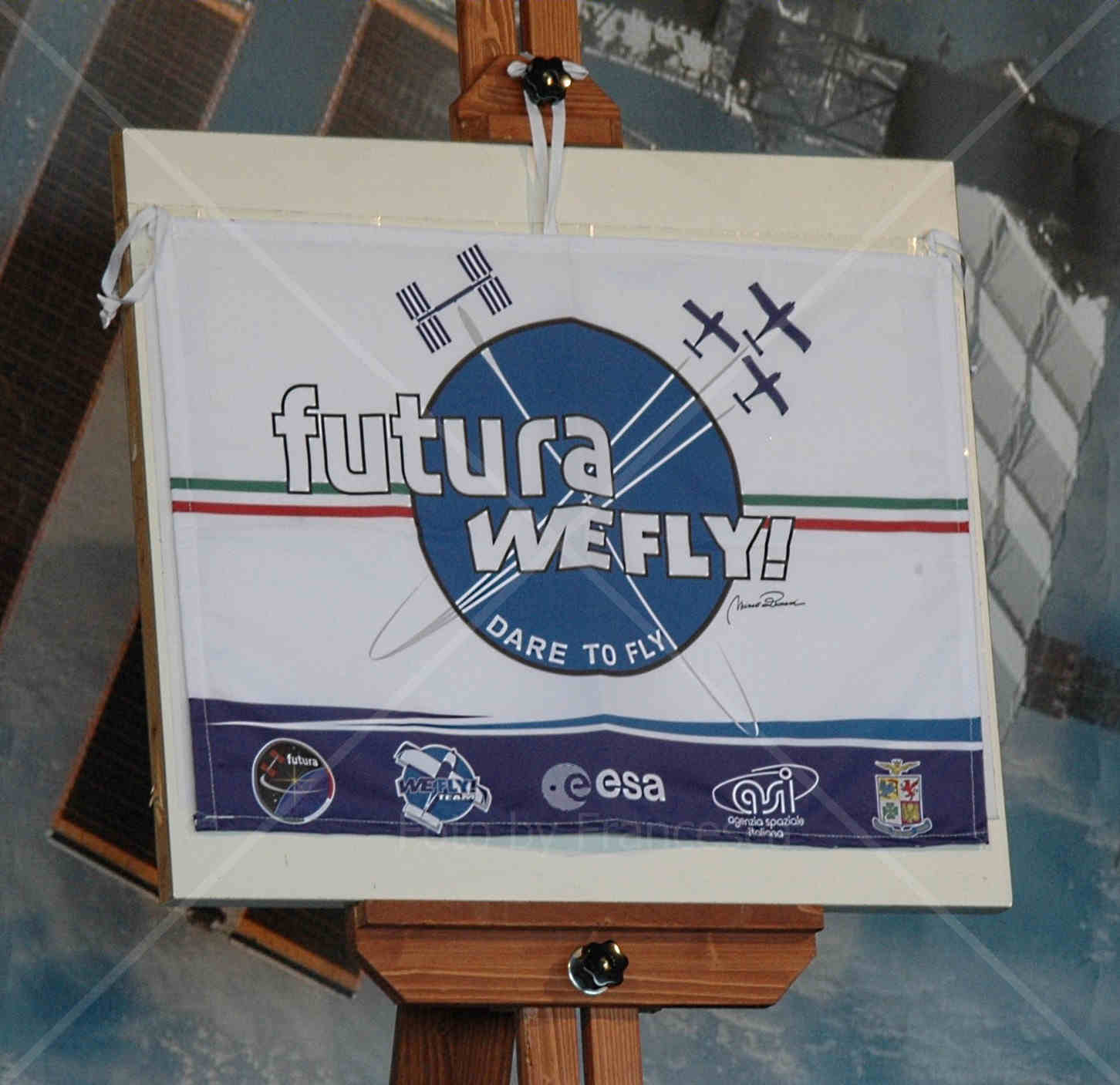 La bandiera FUTURA WEFLY! DARE TO FLY che volerà sulla ISS