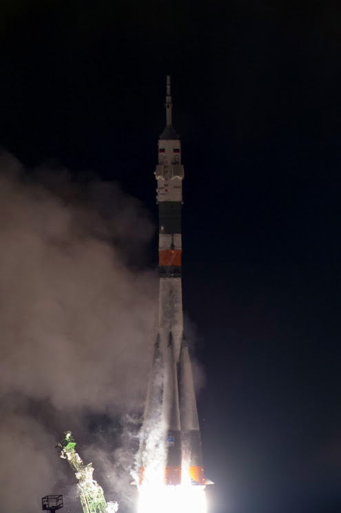 Il razzo Soyuz mentre si invola dalla rampa di Baikonur: sono le 22:01:13 del 24 novembre 2014