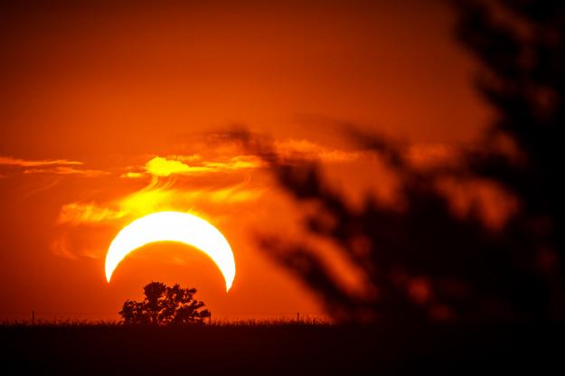 Eclissi di Sole fotografata da Elon Gane