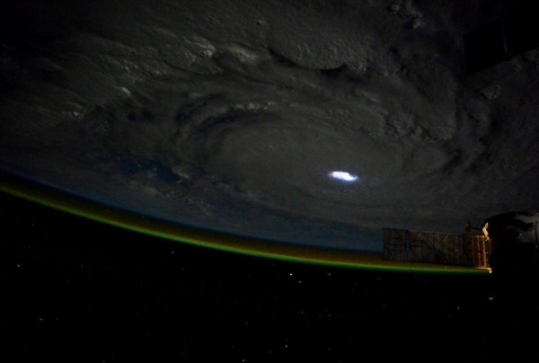 Samantha Cristoforetti fotografa il ciclone Bansi e i fulmini che lo illuminano - Credits: ESA