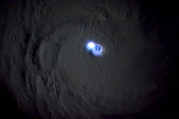 Samantha Cristoforetti fotografa centro del ciclone Bansi e i fulmini che lo illuminano - Credits: ESA