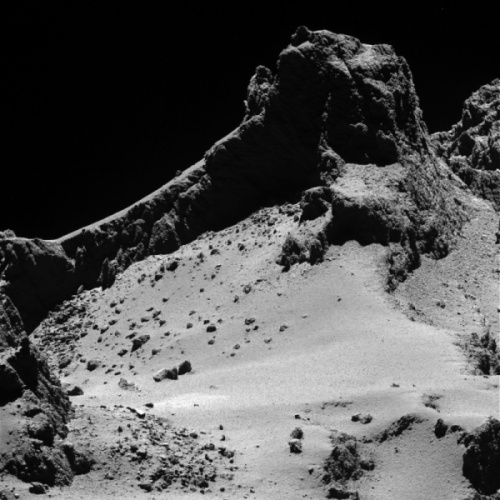 Rosetta immortala un dettaglio della 67P da 8 km di distanza - CreditS: ESA/Rosetta/MPS for OSIRIS Team MPS/UPD/LAM/IAA/SSO/INTA/UPM/DASP/IDA