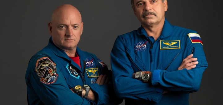 Scott Kelly (a sinistra) e Mikhail Kornienko (a destra) posano per una delle tante foto dedicate alla missione di lunga durata sulla ISS