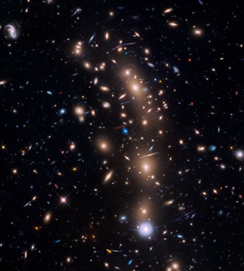 Ammasso di galassie MACS J0416.1-2403 Credits: NASA/ESA/Hubble