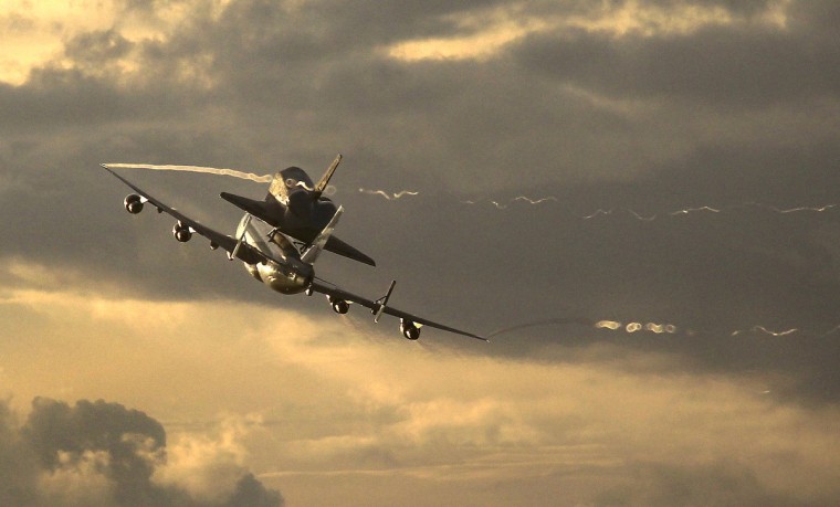 Lo shuttle agganciato al Boeing 747 durante uno dei trasporti - Credits: NASA