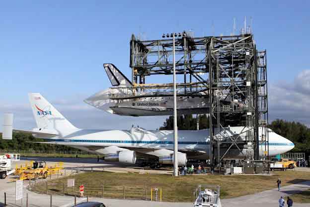 Operazione di carico dello Shuttle sullo SCA - Credits: NASA