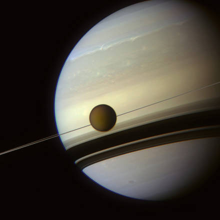 Titano e Saturno visti dalla sonda Cassini a una distanza di 700.000 chilometri - Credits: NASA/JPL-Caltech/Space Science Institute/J. Major