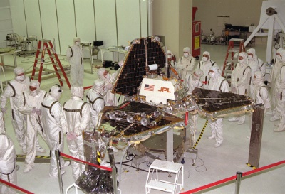 La preparazione della Pathfinder e del piccolo rover Sojourner nei laboratori del JPL.